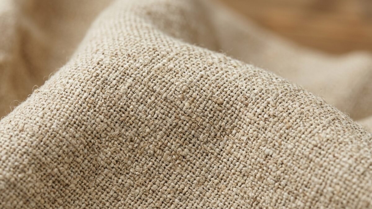 Naturalna tkanina lniana w kolorze owsianym