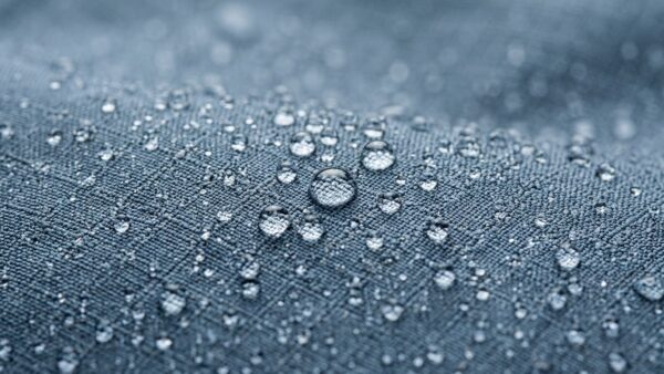 Poliester — co to za materiał? Fakty, zalety i wady