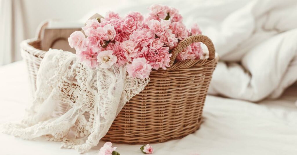 styl shabby chic wnętrzach dekoracje z kwiatami i koronkami