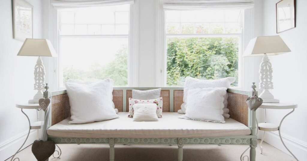 styl shabby chic wnętrzach kanapa