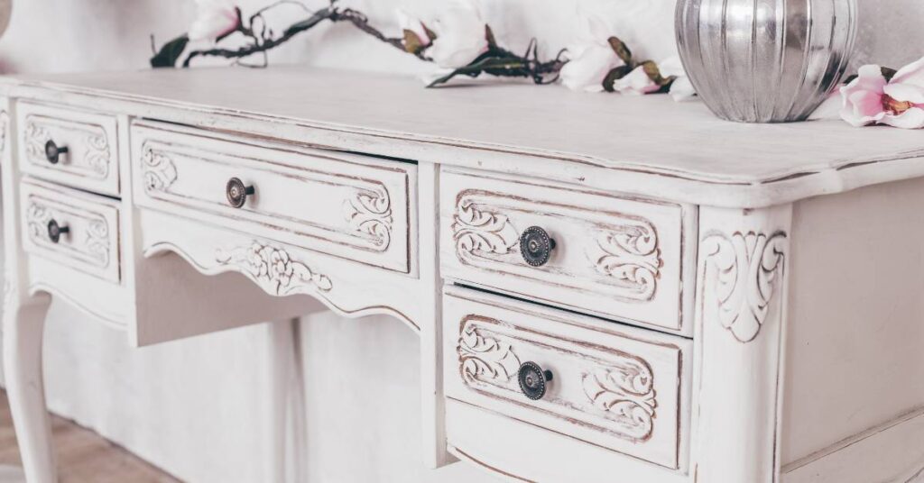 styl shabby chic wnętrzach postarzana komoda
