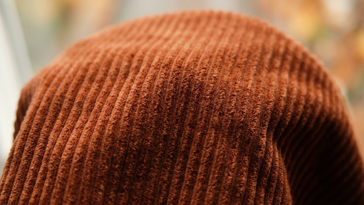 Sztruksowa tkanina w jesiennym rdzawym kolorze