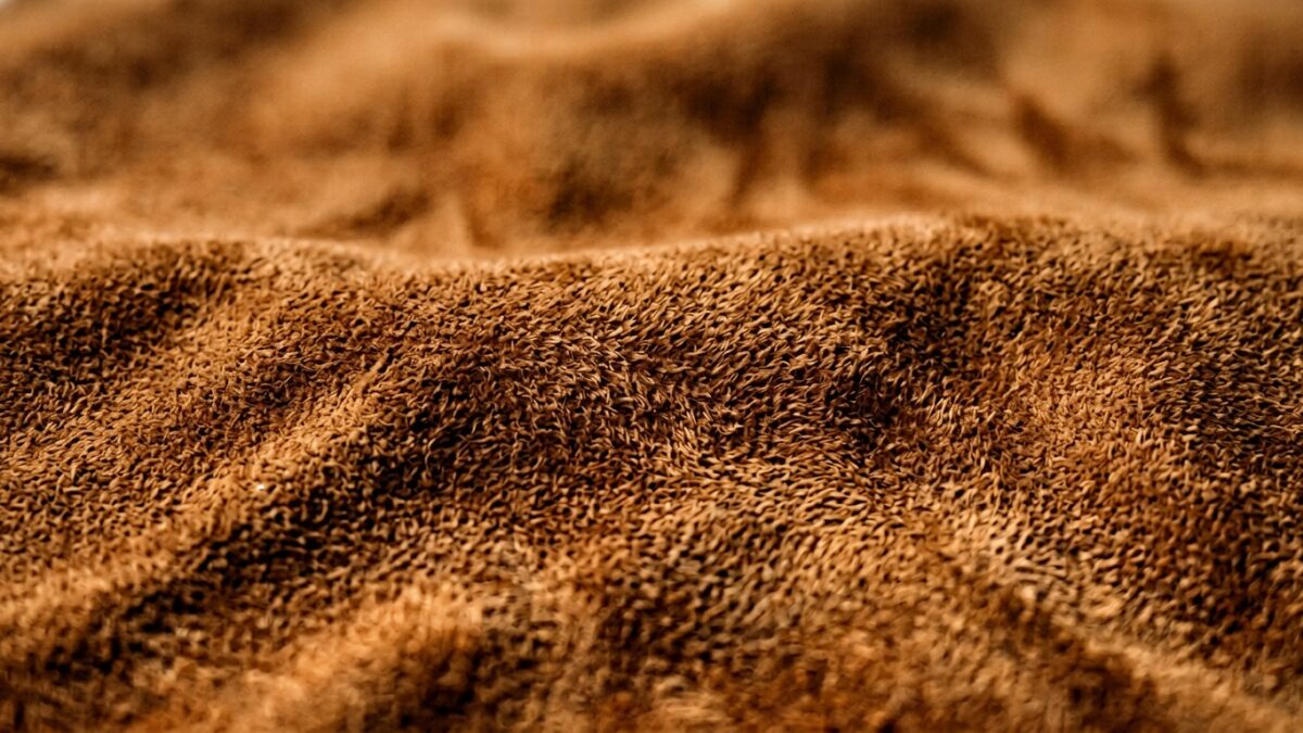 Zamszowa skóra w ciepłym koniakowym brązie